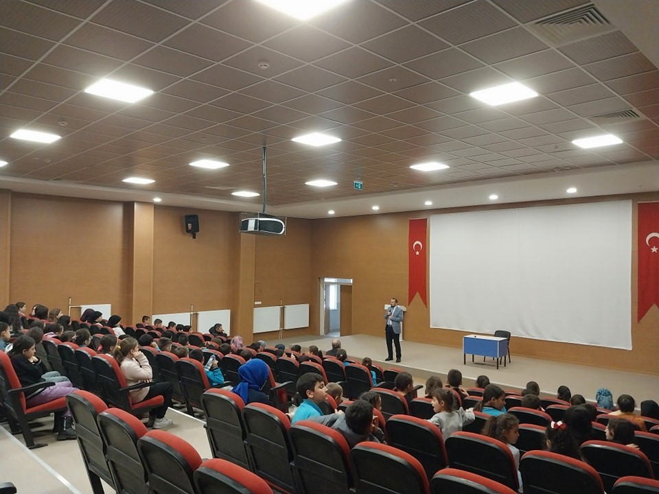 Simav İl&ccedil;e M&uuml;ft&uuml;s&uuml; Hasan Ser&ccedil;e&rsquo;den &ouml;ğrencilere seminer
