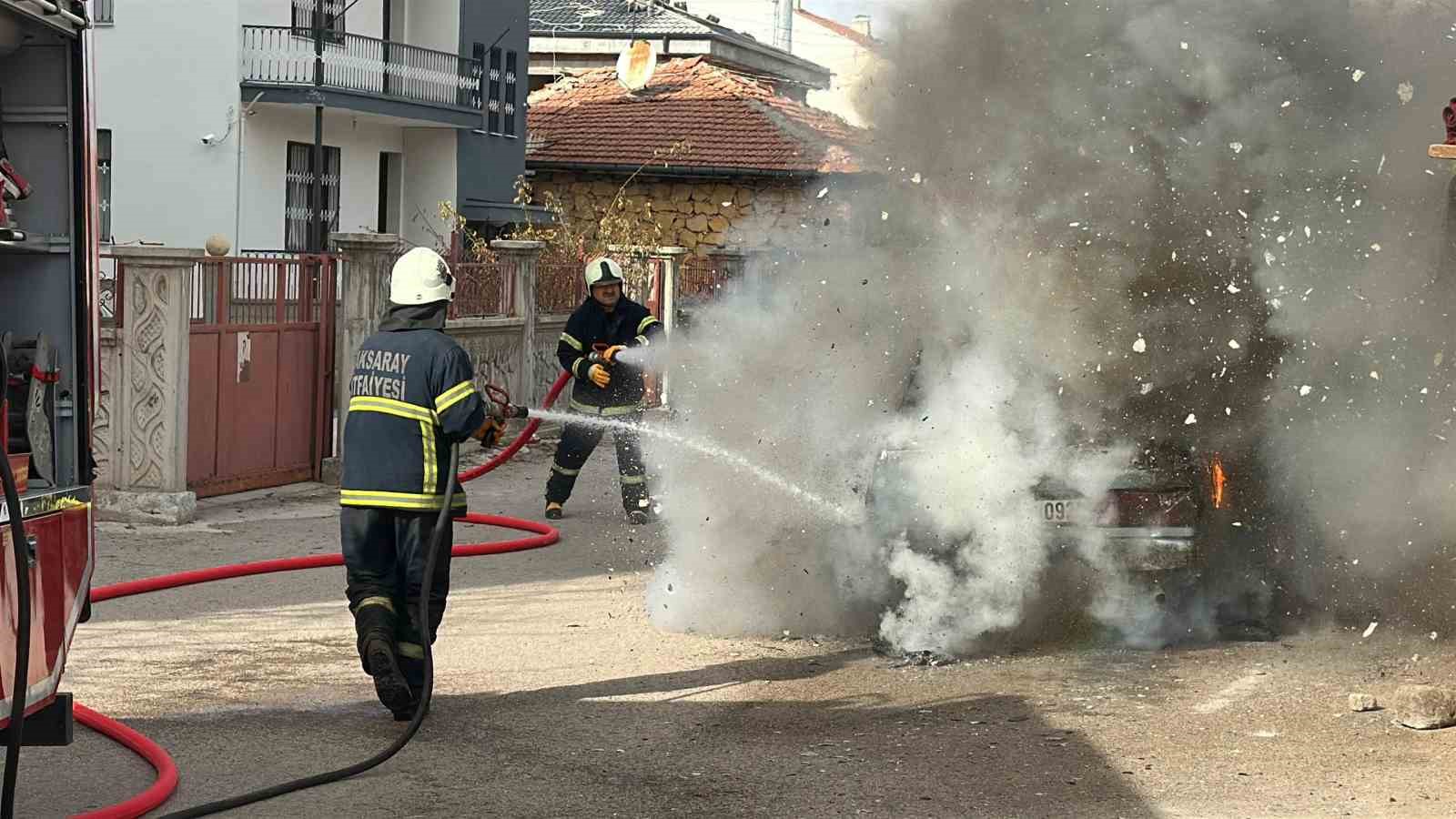 Aksaray’da park halindeki araç alev alev yandı