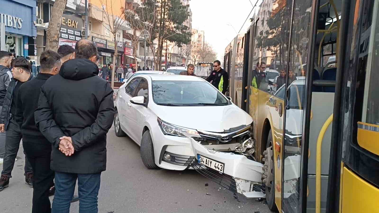 Batman’da belediye halk otobüsü ile otomobil çarpıştı