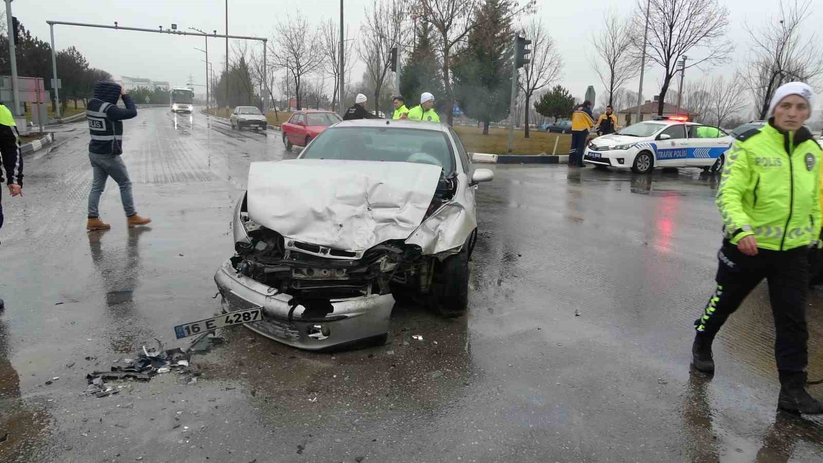 Kütahya’da ambulansla otomobil çarpıştı: 1 kişi yaralandı
