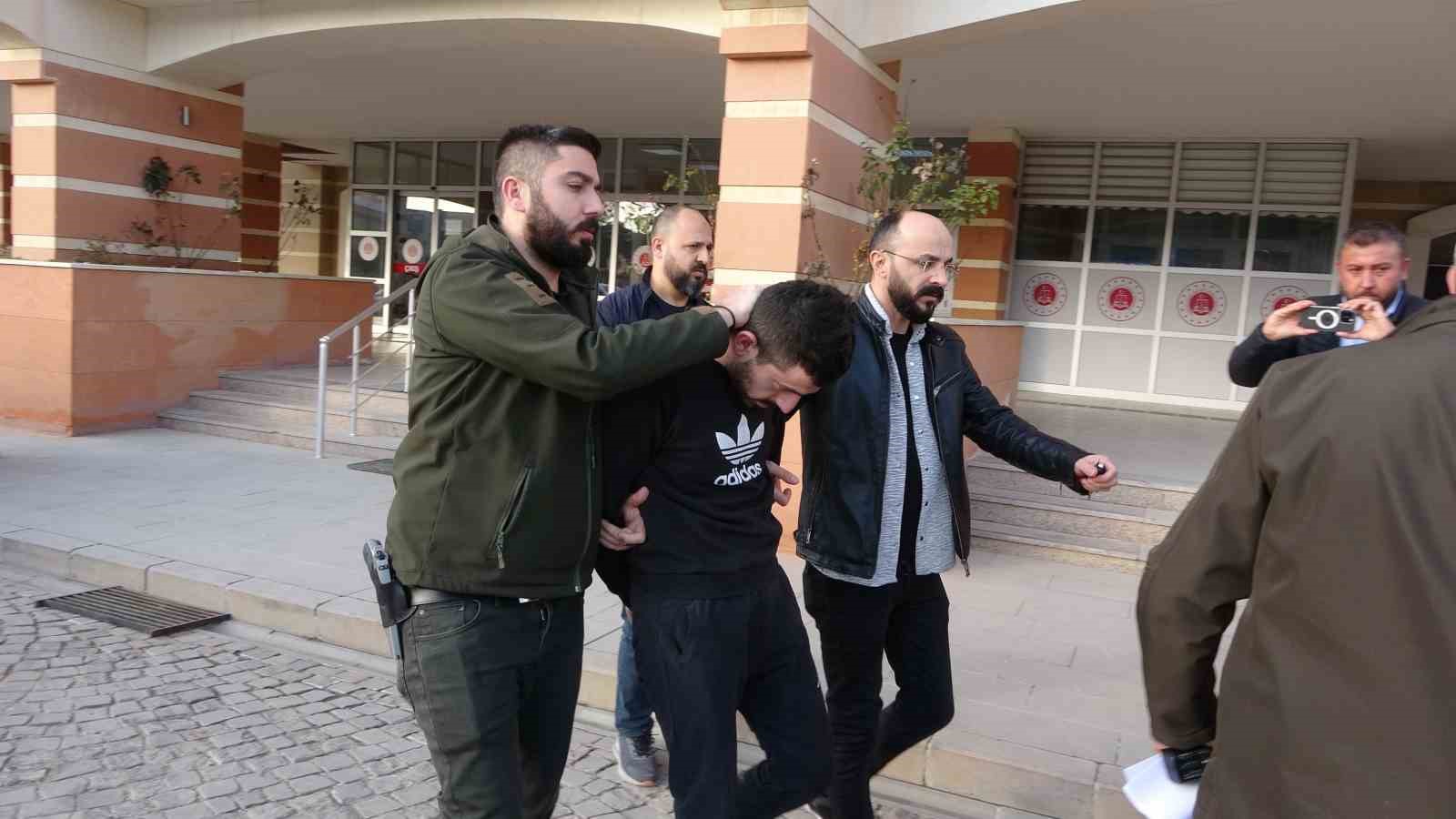 Komşusunu öldürüp 3 kişiyi de yaralayan sanık: “Olay yaşandığı sırada uyuşturucu etkisi altındayım, pişmanım”