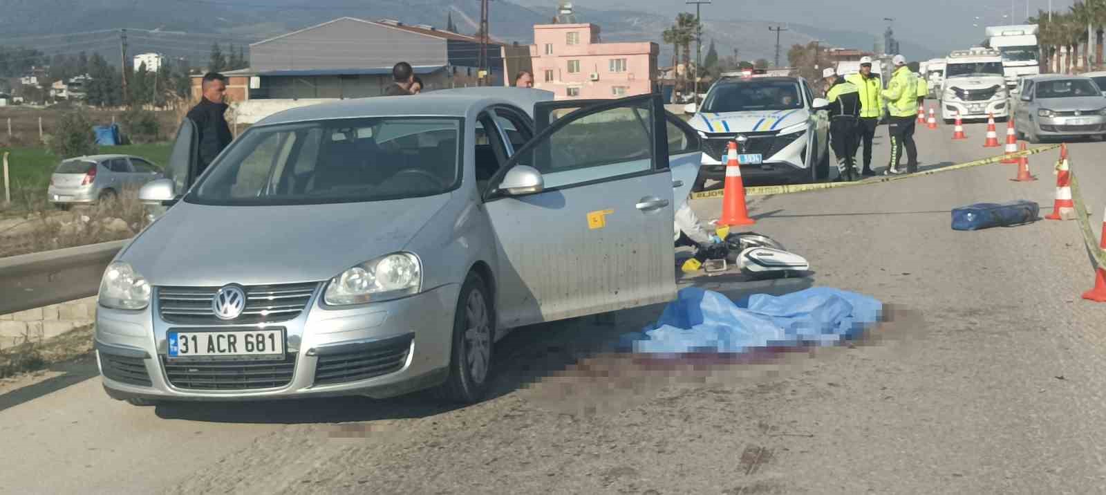 Hatay’da otomobilin yola savurduğu motosikletli kamyonetin çarpması sonucu hayatını kaybetti