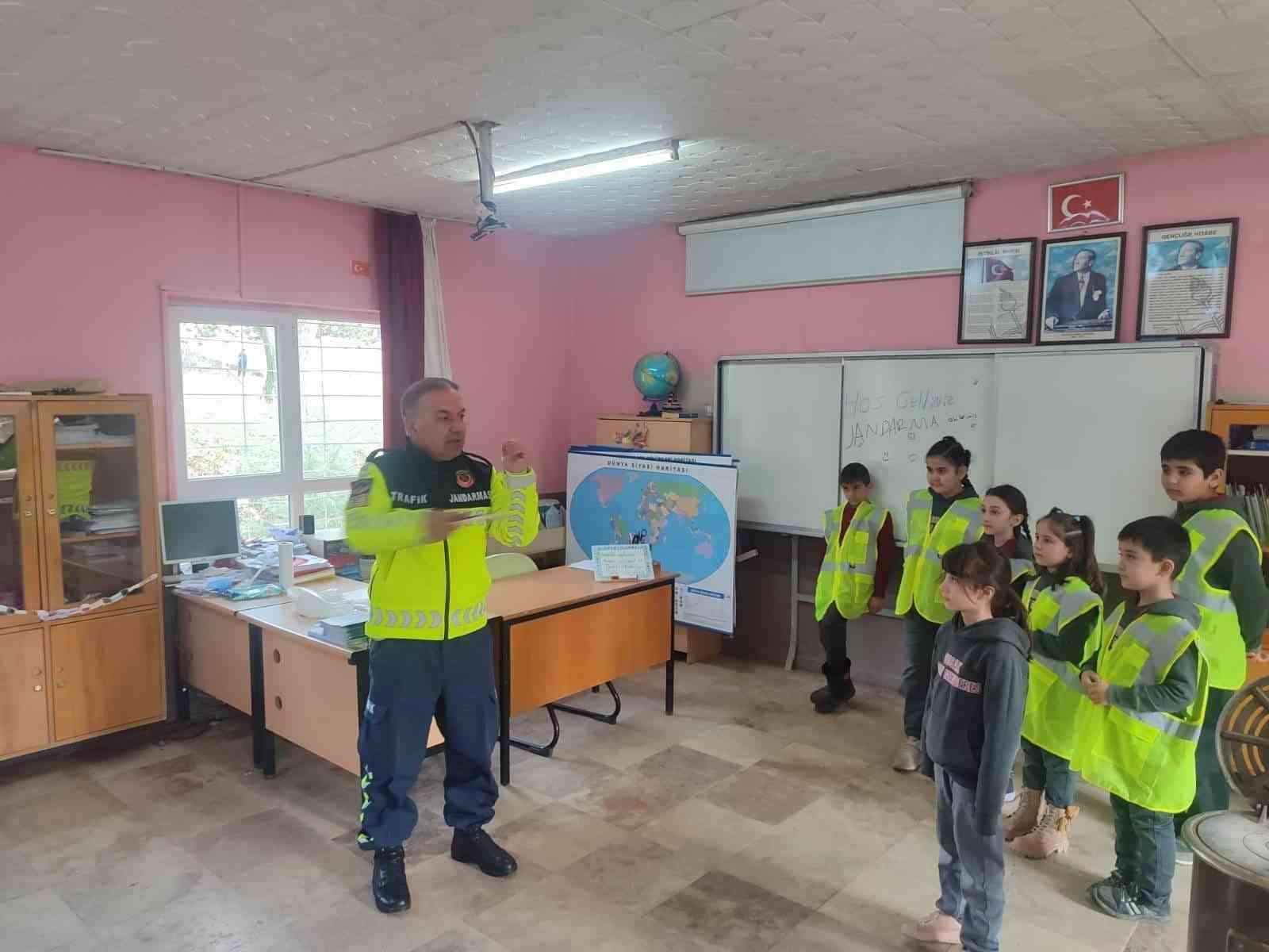 Burdur’da jandarma ekiplerine miniklerden sevgi notları: "Tekrar gelin, sizi çok seviyoruz"