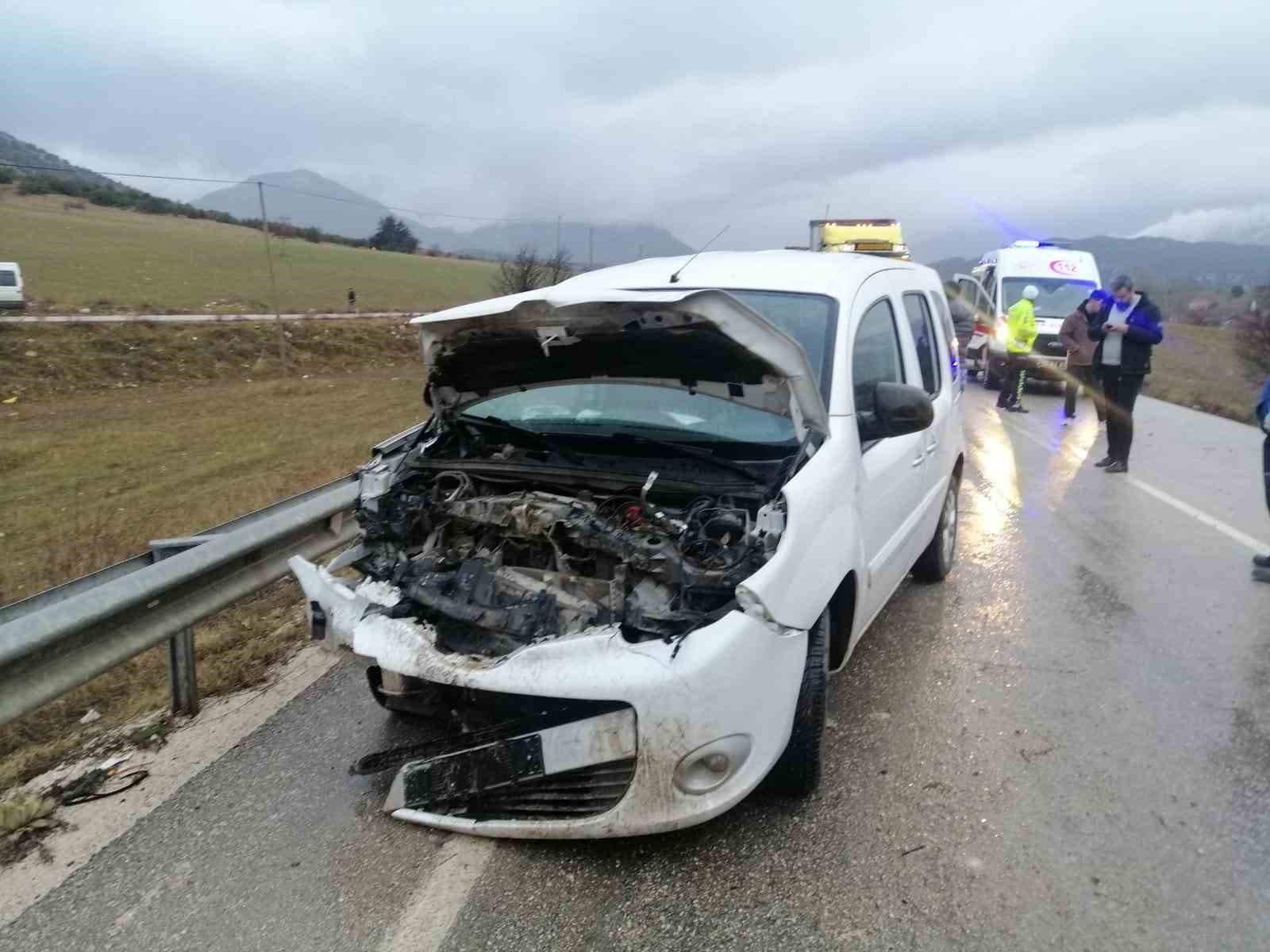 Isparta’da midibüs ile sivil polis aracı çarpıştı: 2 polis yaralı