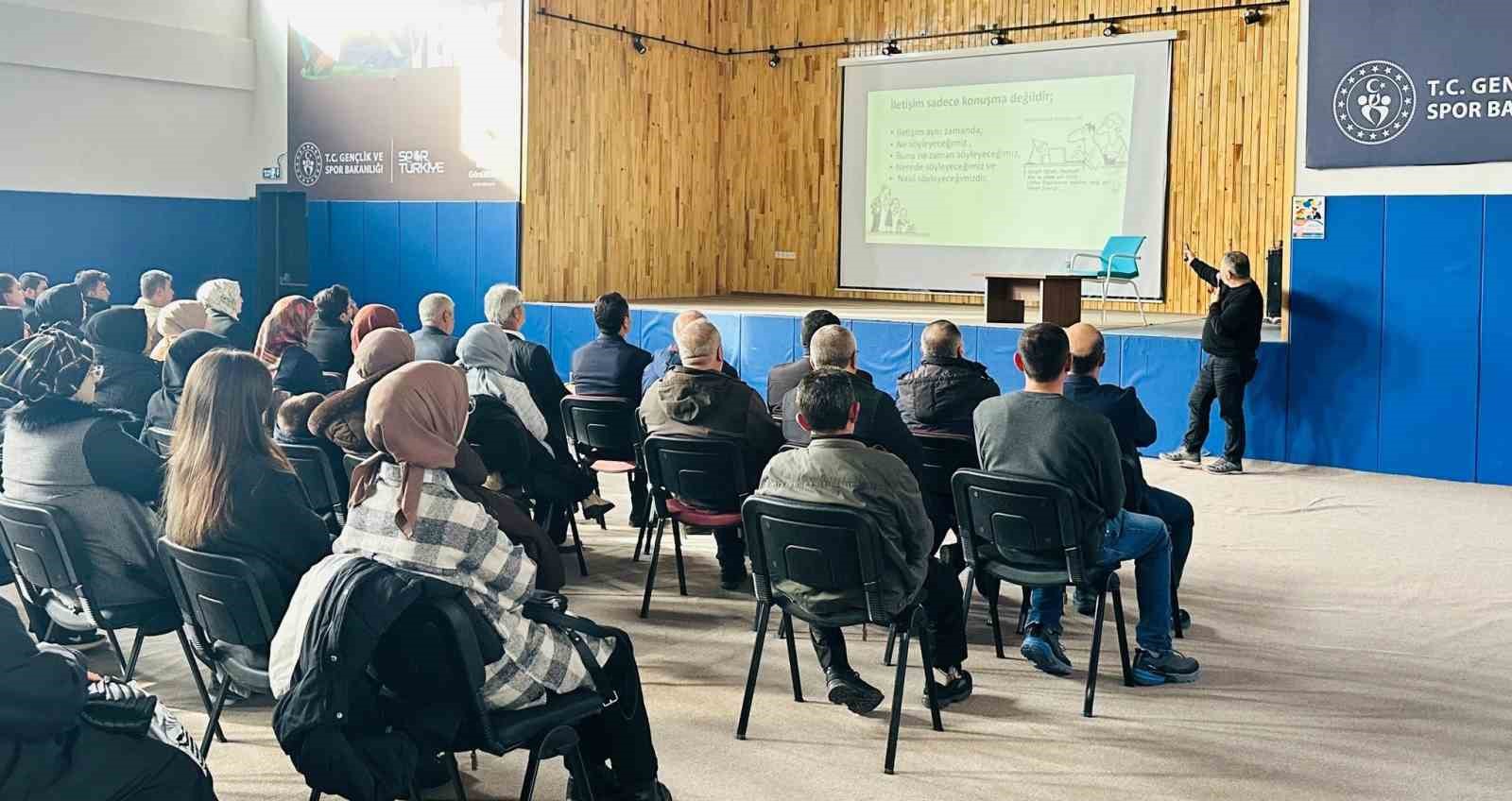 "Ailede İletişim” konulu konferans düzenlendi
