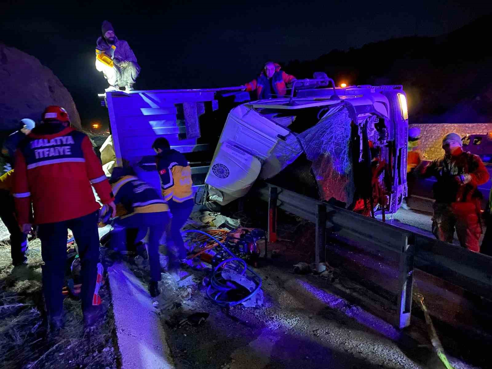 Malatya’da tır şarampole devrildi: 2 ölü, 1 yaralı