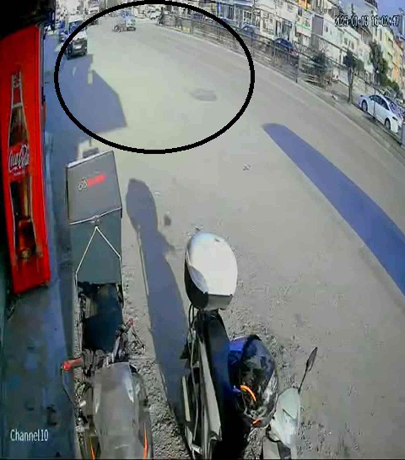 Otomobil, altına aldığı motosiklet sürücüsünü ezdi: O anlar kamerada
