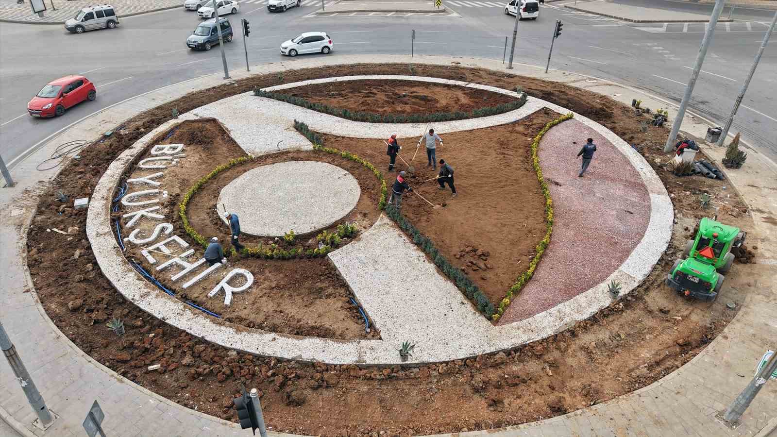 Kahramanmaraş Büyükşehir Belediyesi kavşakları güzelleştiriyor