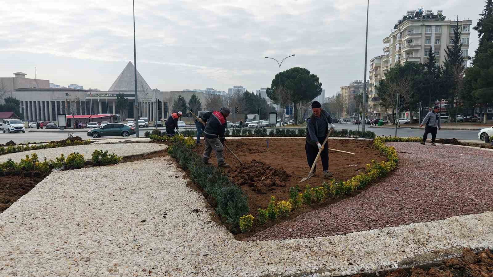 Kahramanmaraş Büyükşehir Belediyesi kavşakları güzelleştiriyor
