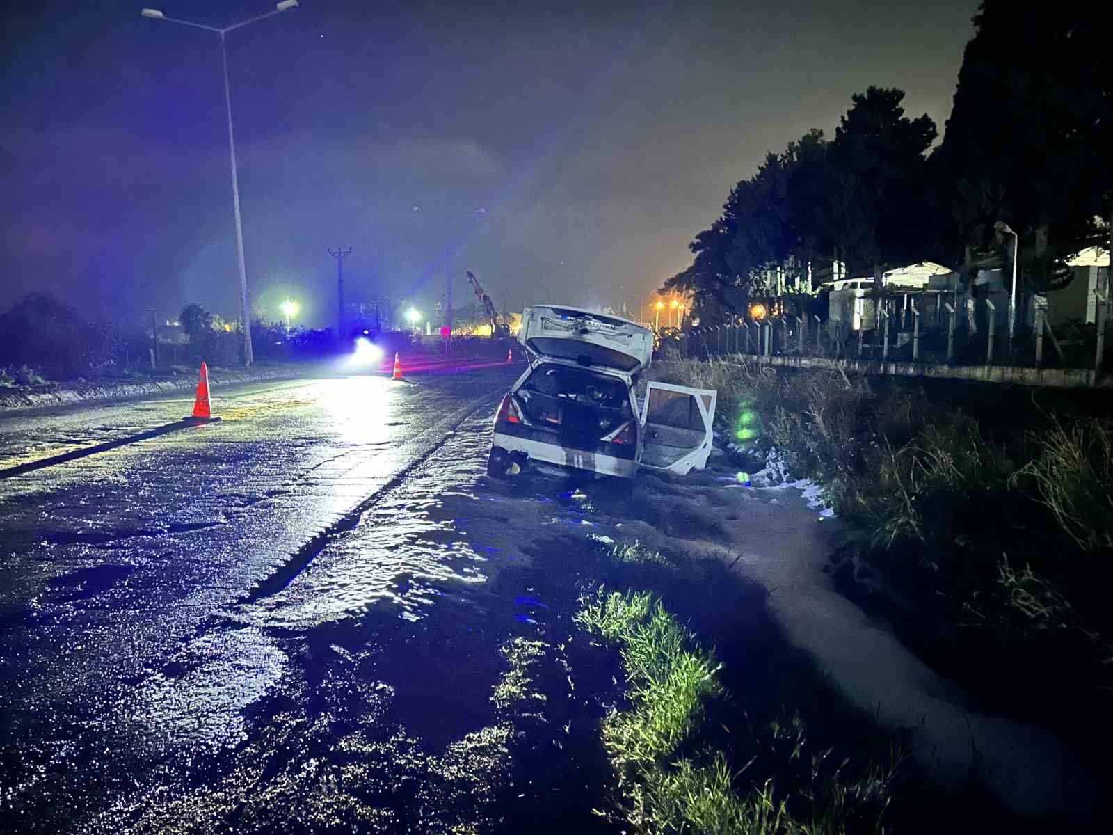 Hatay’da seyir halindeki otomobil alev aldı