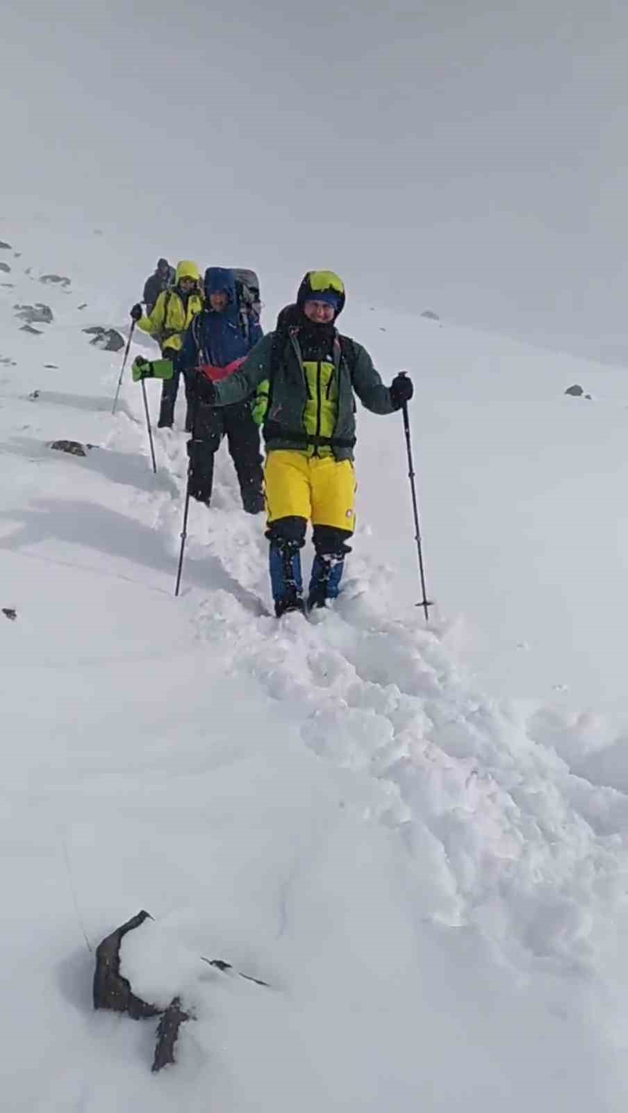 Ağrı Dağı’na çıkmak isteyen dağcılara kar ve fırtına engeli
