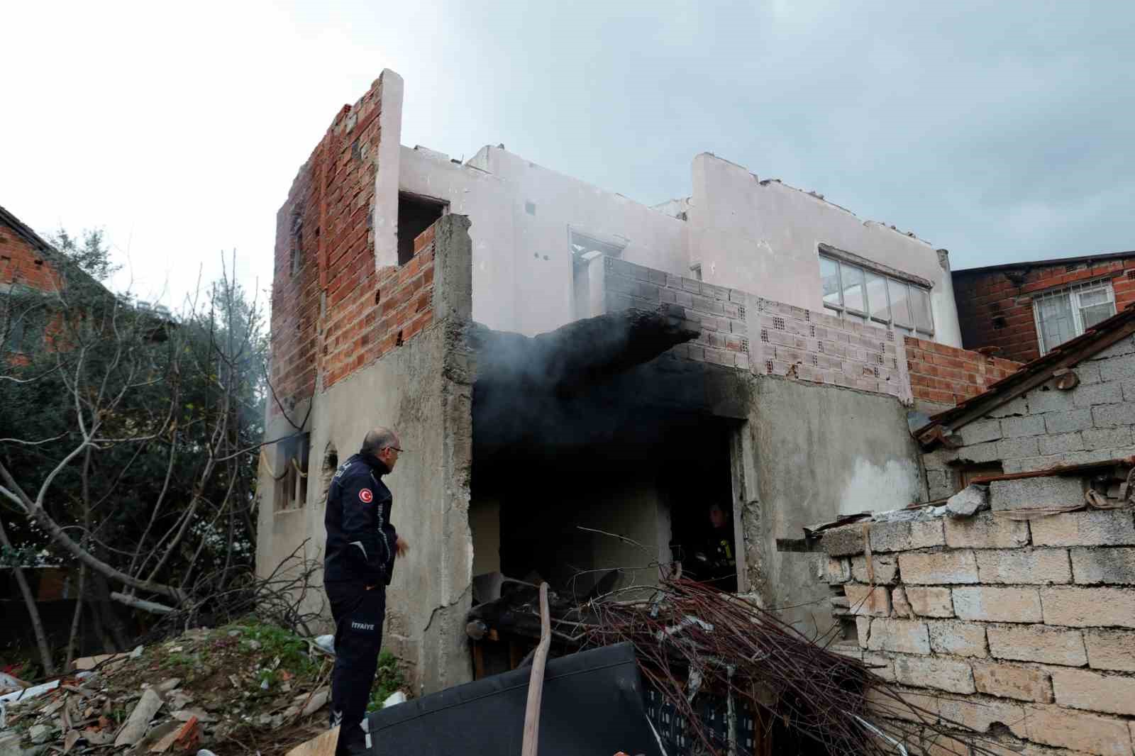 Kullanılmayan gecekondudaki yangın kısa sürede söndürüldü
