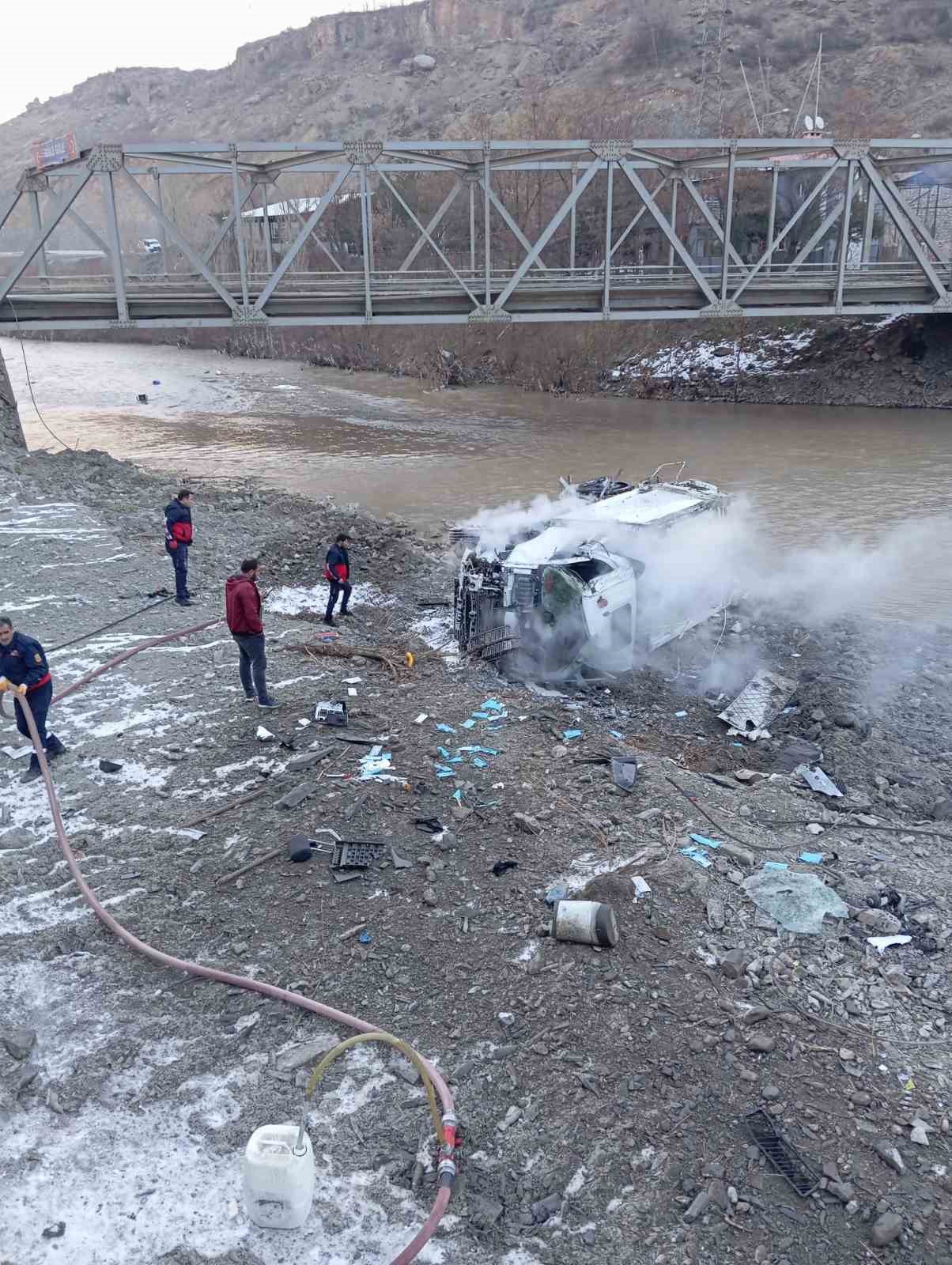 Hakkari’de çöp kamyonu şarampole yuvarlandı: 3 yaralı
