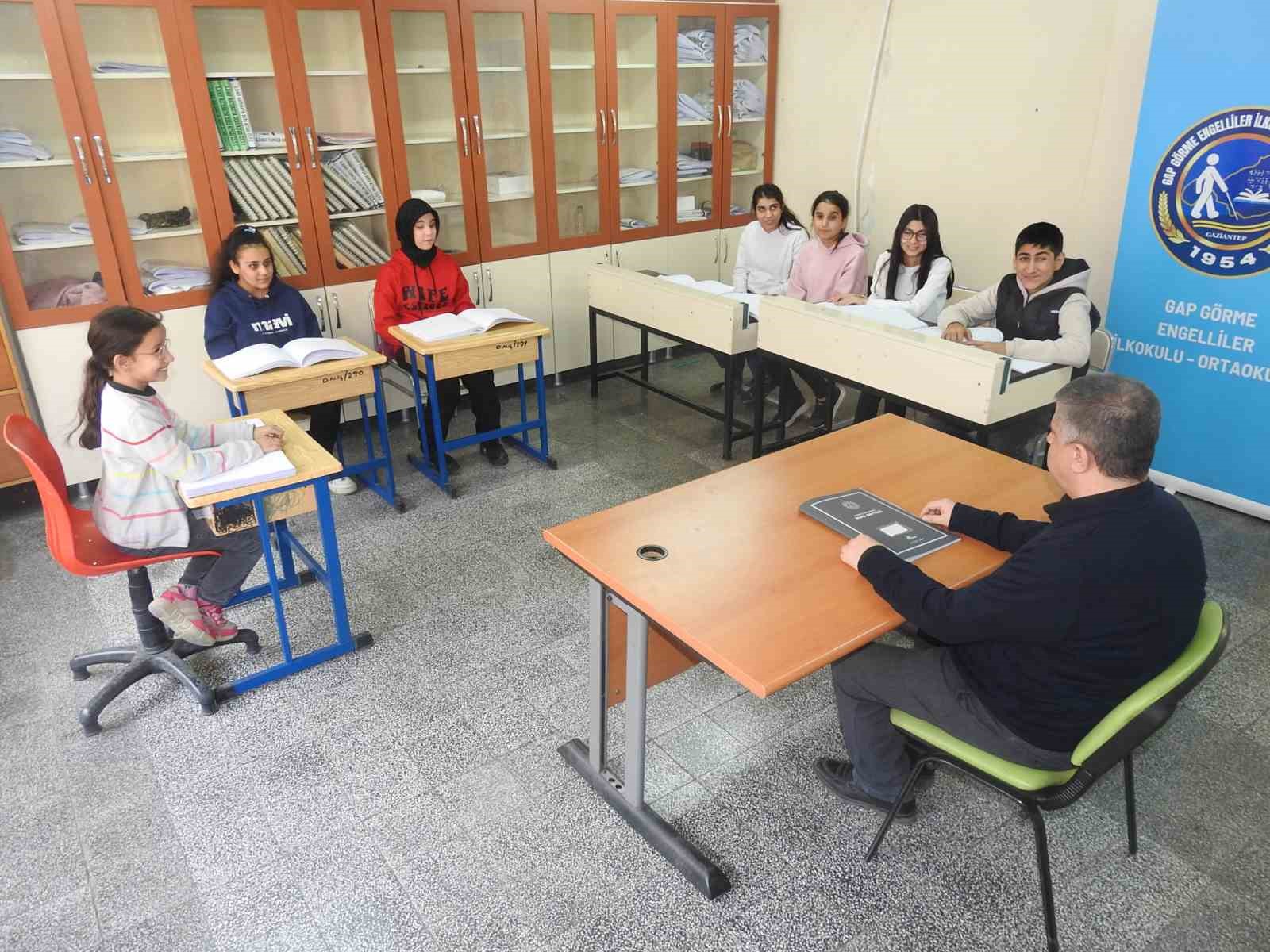 Görme engelli öğretmen çift, öğrencileri geleceğe hazırlıyor
