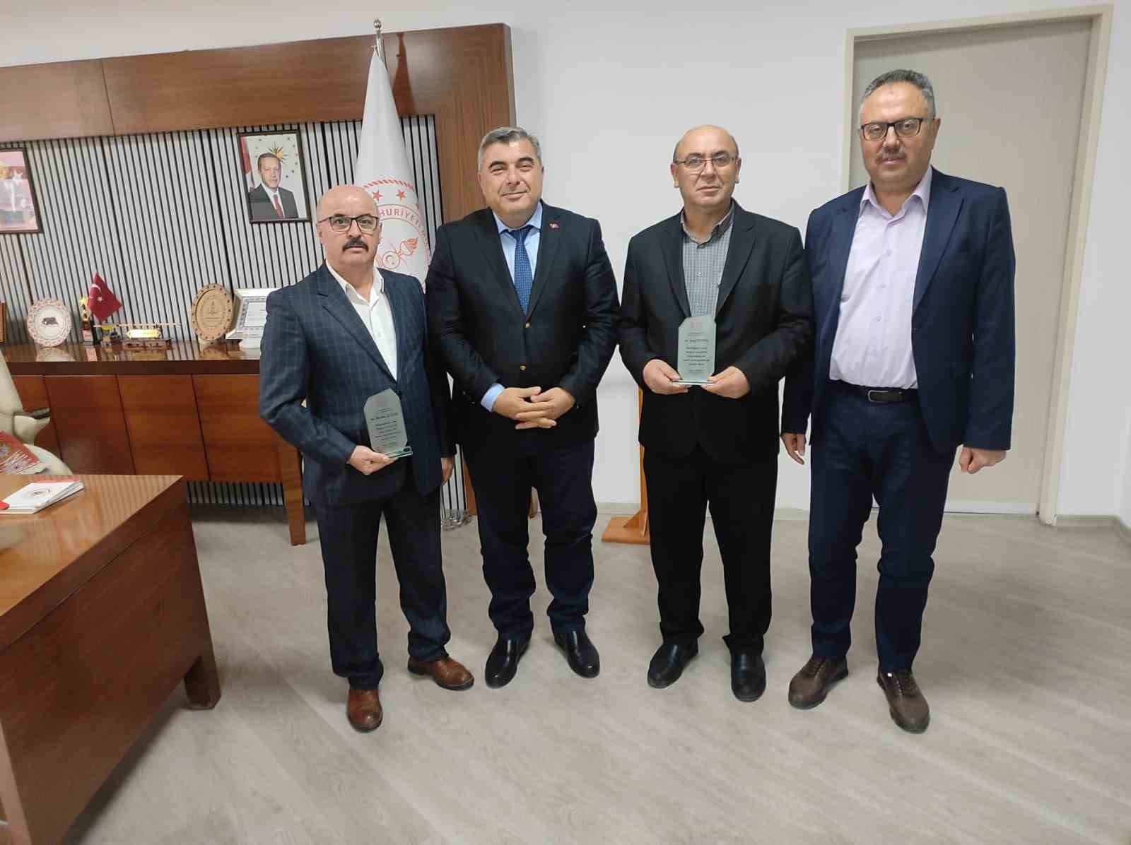 Sünnetci’den emekli olan personele plaket