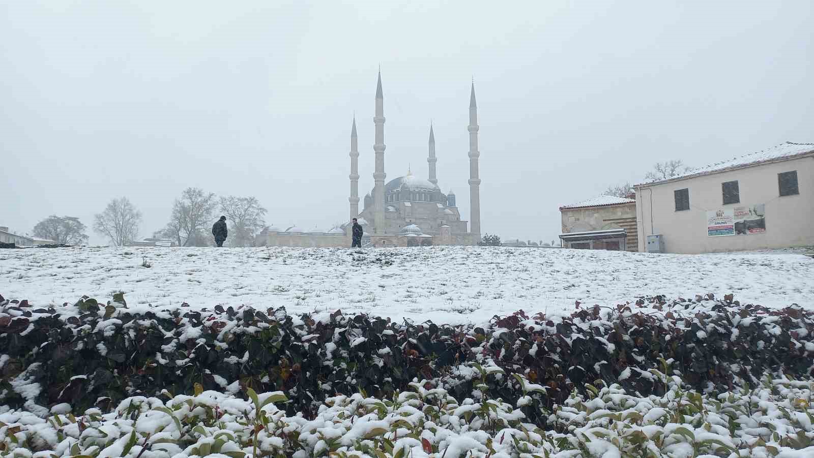 Edirne’de kar yağışı 4. gününde etkisini artırıyor
