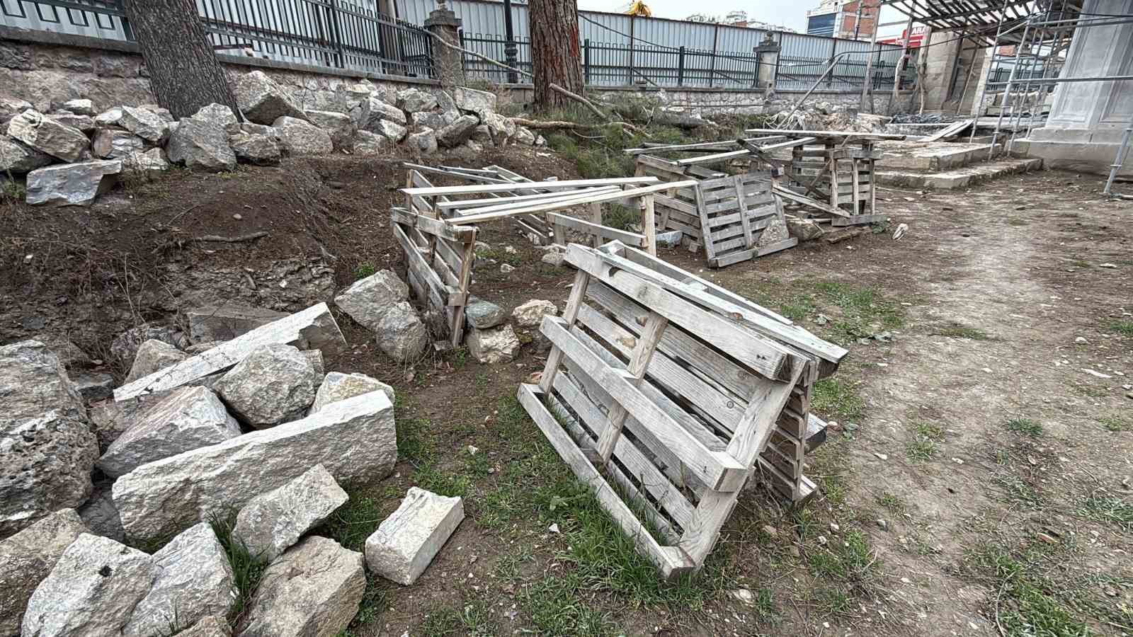 Tokat’ta tarihi cami restorasyonunda mezarlara ulaşıldı
