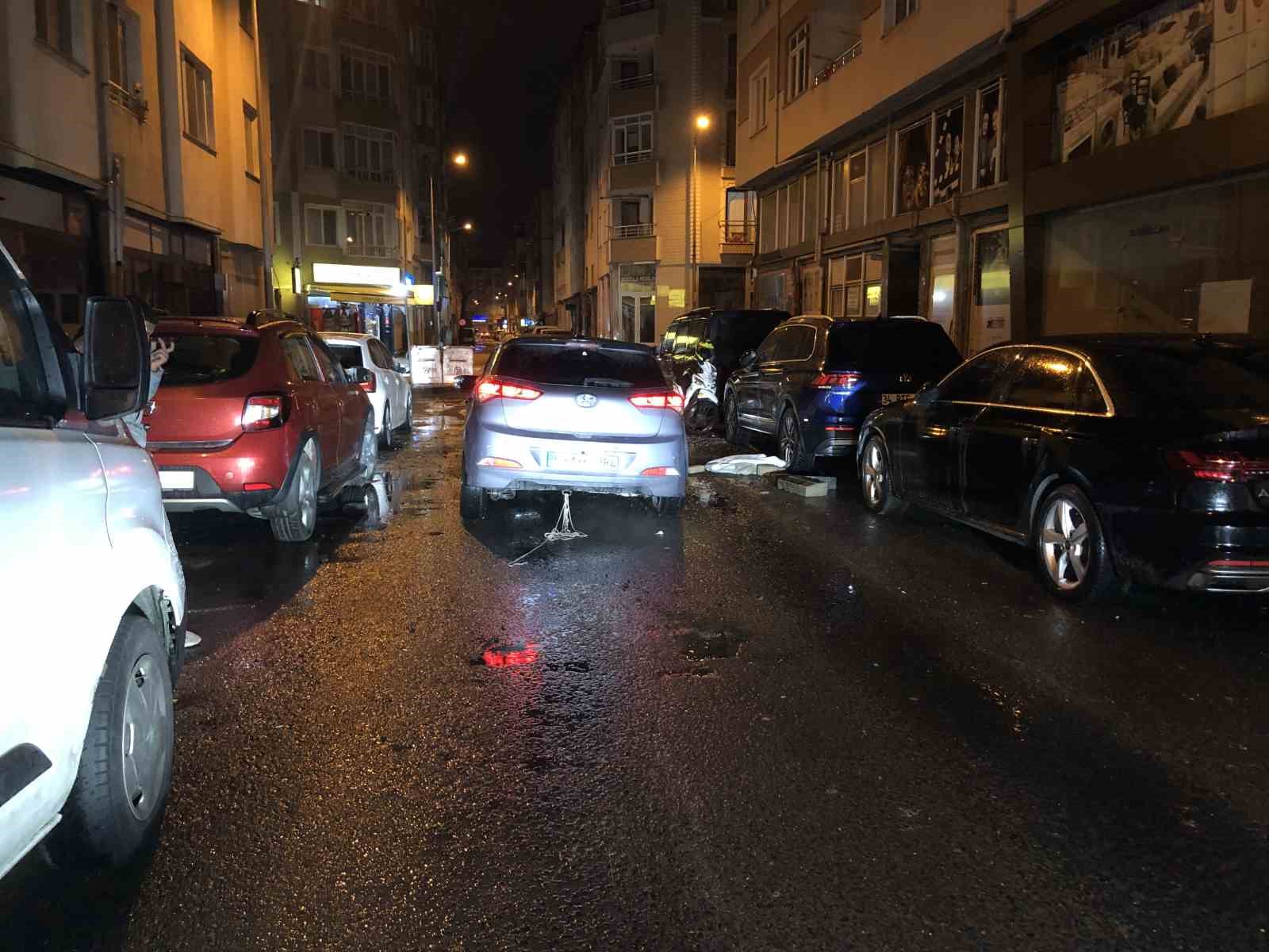 Tekirdağ’da yol çöktü, otomobil çukura saplandı
