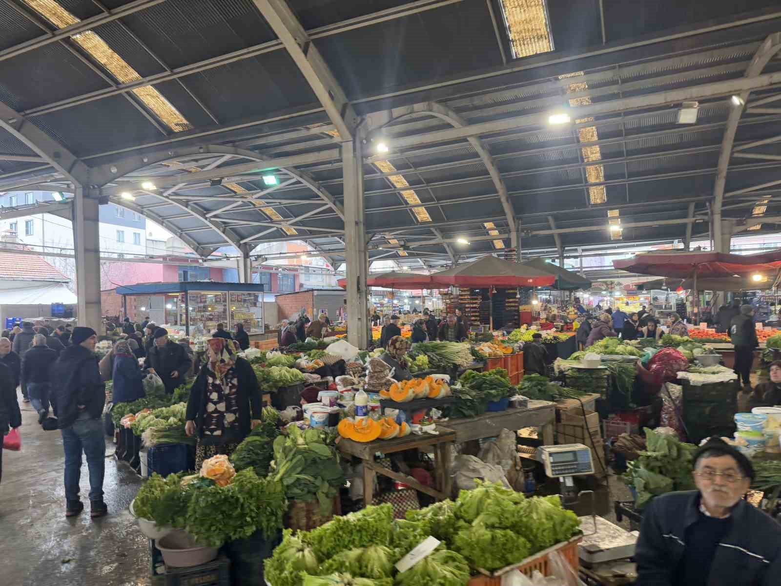 Halk pazarına yoğun ilgi
