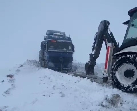 Tekirdağ’da karda mahsur kalan araçlar kurtarıldı