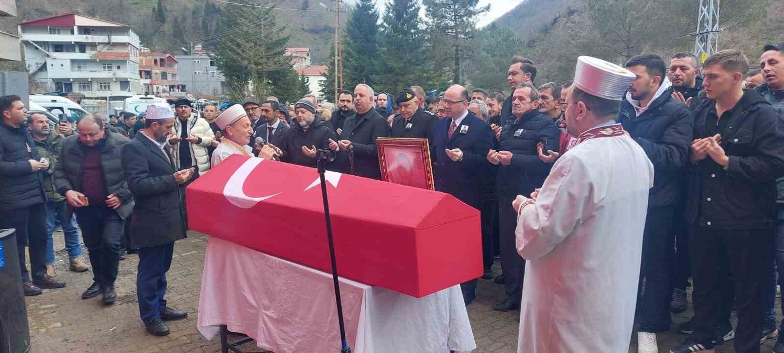 Görevi başında kalp krizi geçiren Uzman çavuş memleketi Giresun’da son yolculuğuna uğurlandı