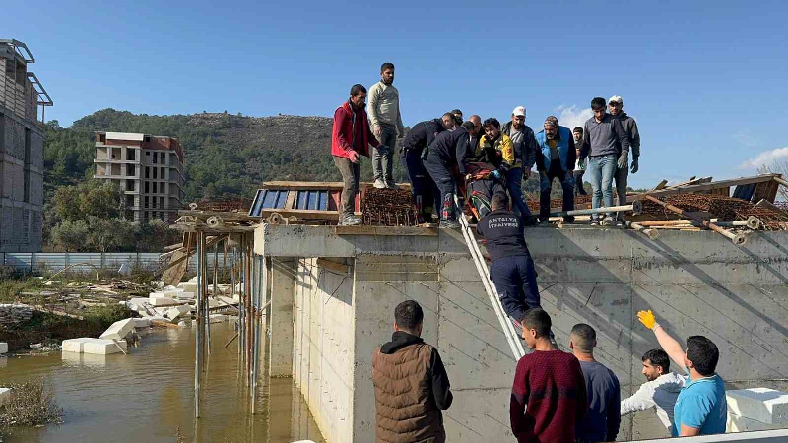 İnşaat halindeki binada kalıplar göçtü: 3 işçi yaralandı