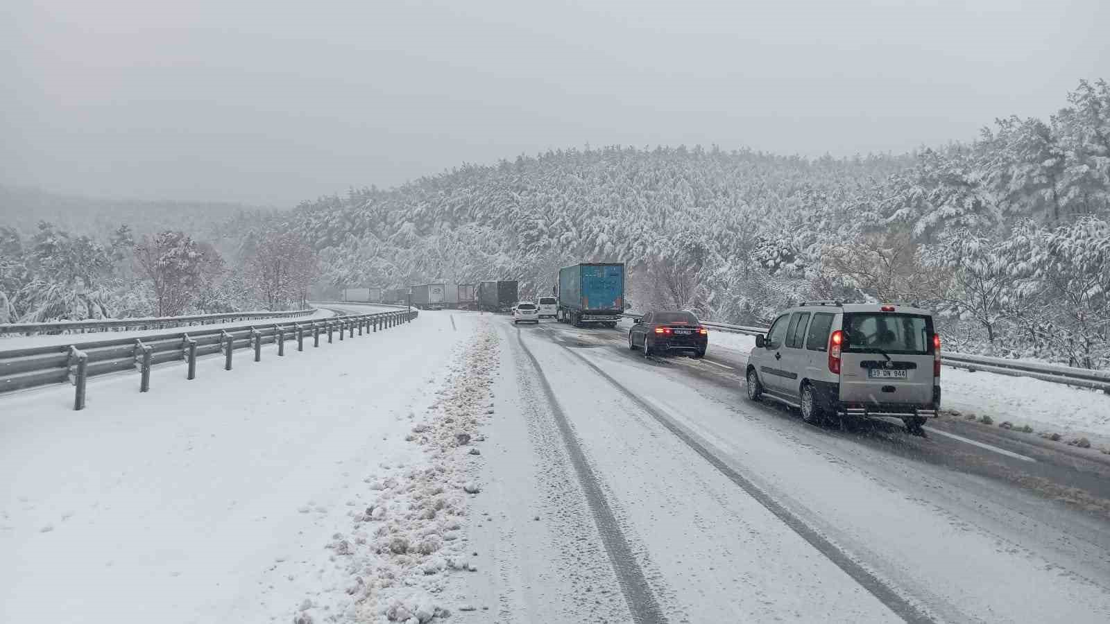 Çanakkale’nin Korudağ mevkisinde trafik kontrollü olarak sağlanıyor