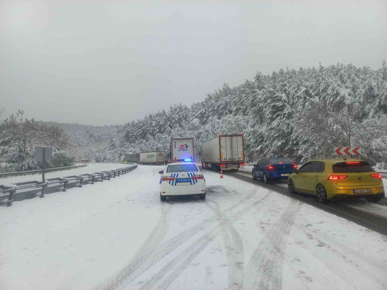 Çanakkale’nin Korudağ mevkisinde trafik kontrollü olarak sağlanıyor
