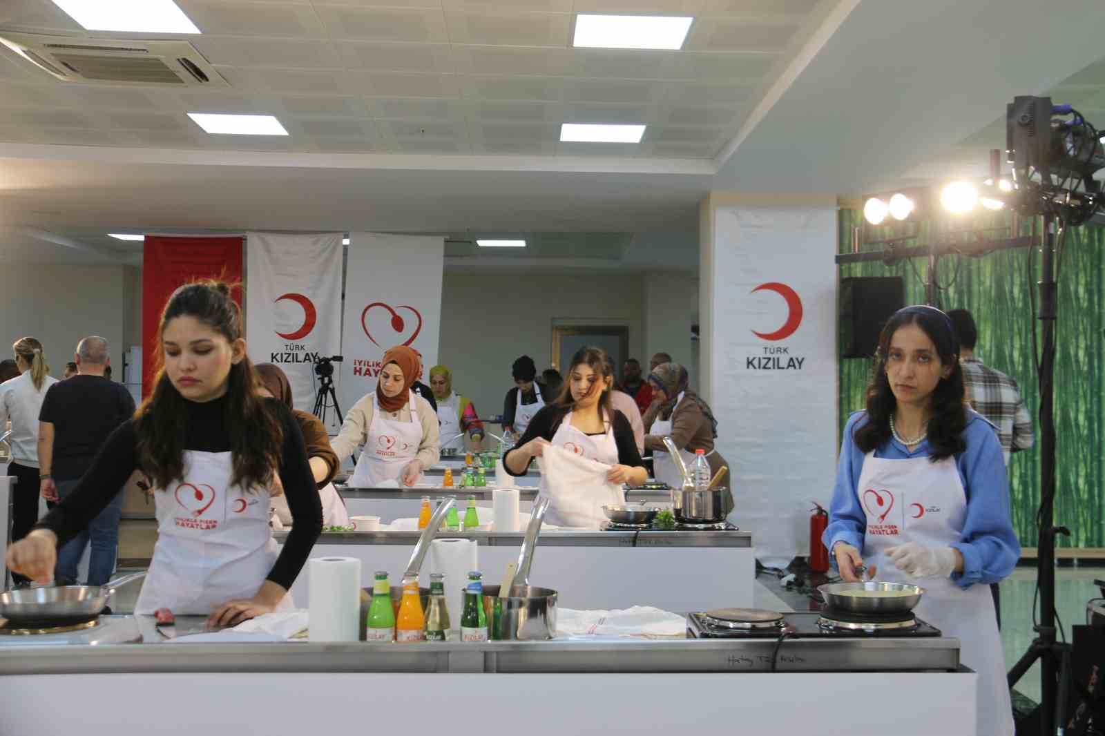 Kızılay’ın ‘İyilikle Pişen Hayatlar’ projesiyle depremzede kadınlar aşçılık atölyesinde buluştu