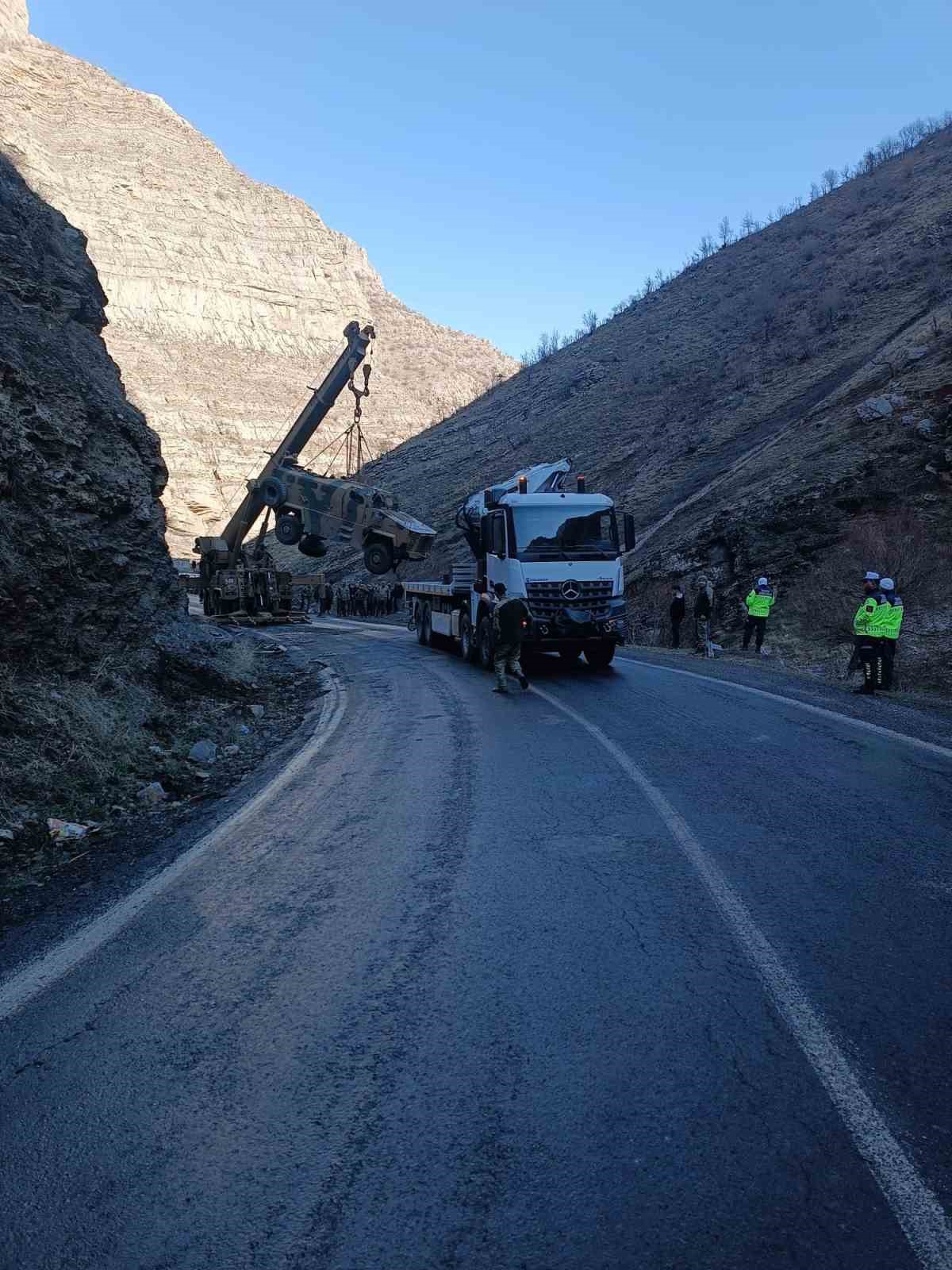 Şırnak’ta devrilen askeri araç yoldan kaldırıldı
