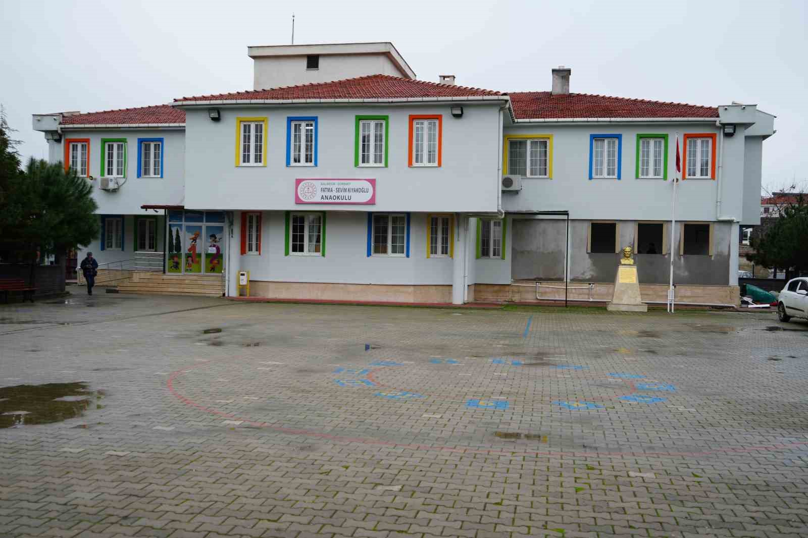 Anaokulu m&uuml;d&uuml;r&uuml;, boğazına şeker ka&ccedil;an &ccedil;ocuğu Heimlich manevrasıyla kurtardı
