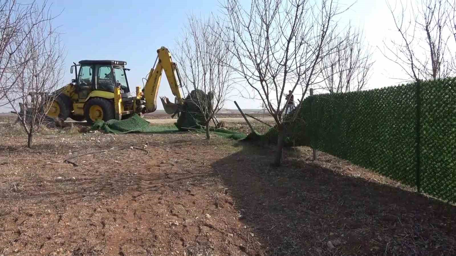 Bağ evi yapılması i&ccedil;in tel &ouml;rg&uuml;lerle hazırlanan b&ouml;lmeler s&ouml;kt&uuml;r&uuml;ld&uuml;
