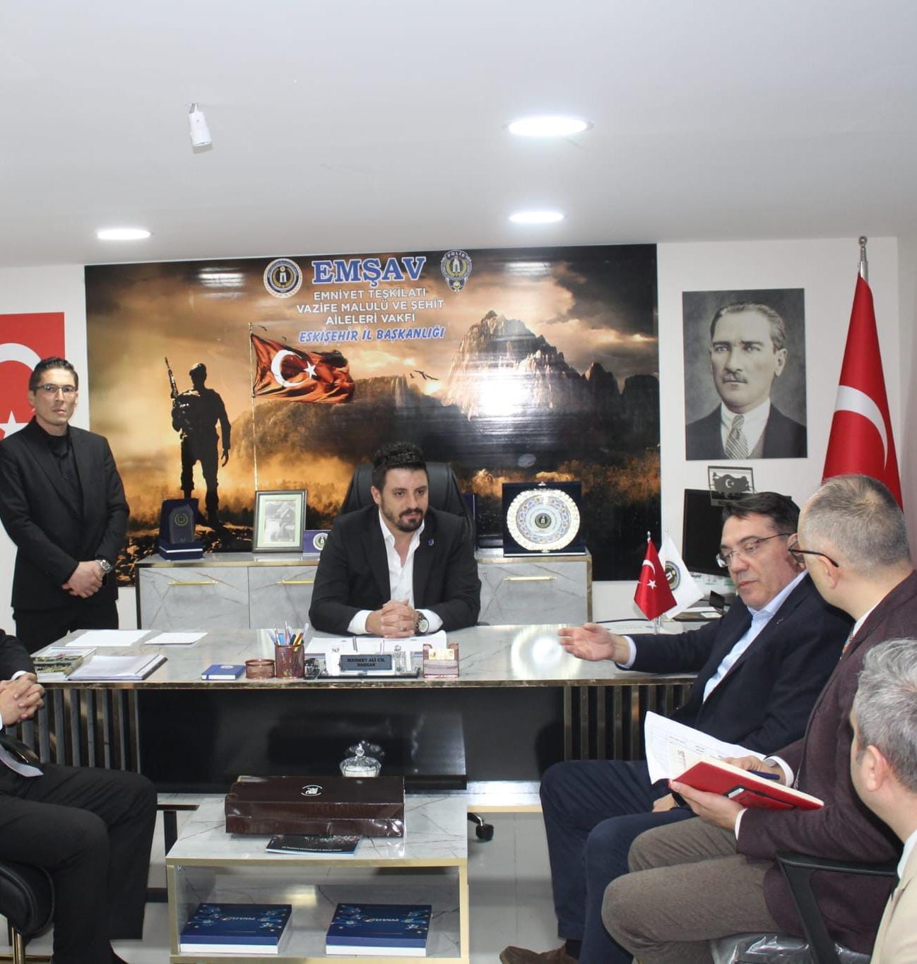 Emekli T&uuml;mamiral Bağcıoğlu&rsquo;ndan EMŞAV&rsquo;a ziyaret
