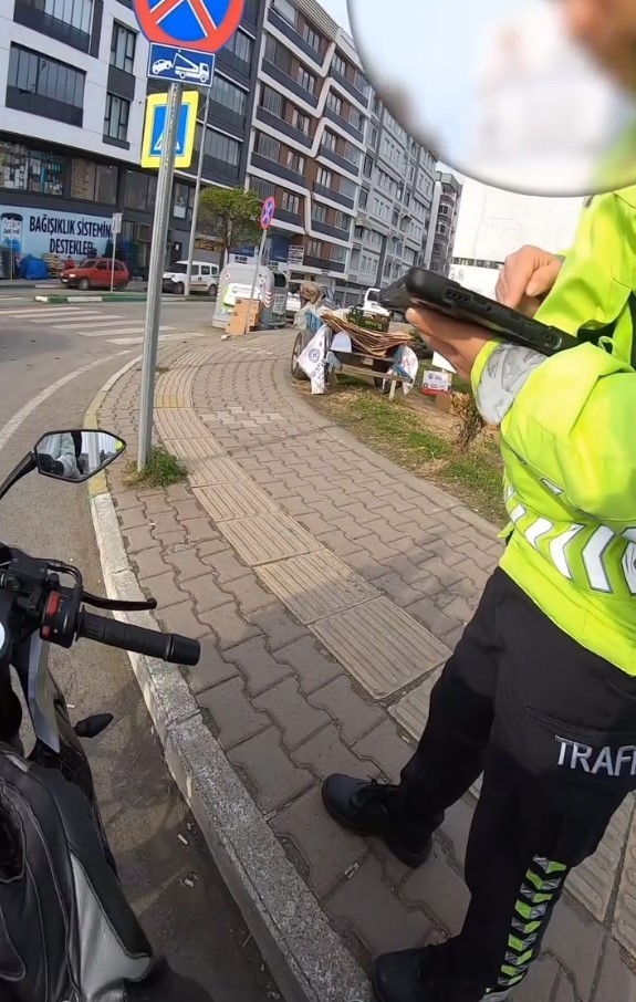 Trafik denetiminde g&uuml;l&uuml;mseten anlar
