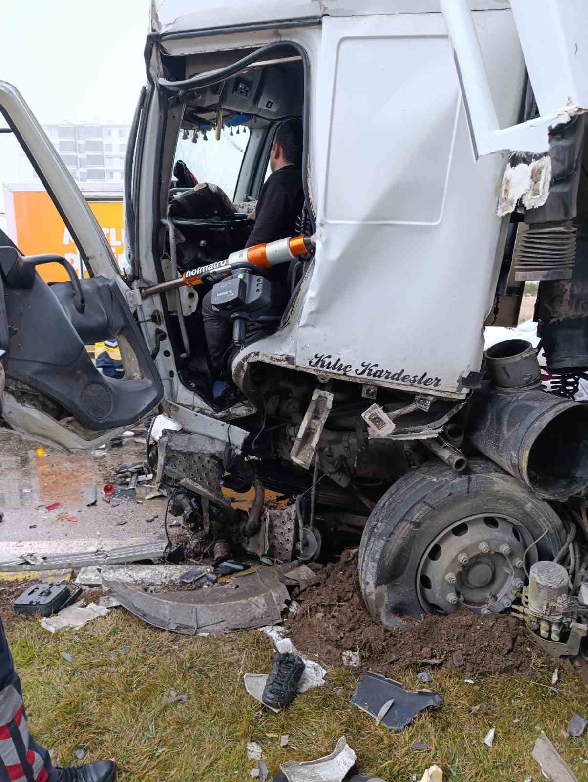 Tırın k&ouml;pr&uuml; kolonuna ve otomobile &ccedil;arptığı kazada faciadan d&ouml;n&uuml;ld&uuml;
