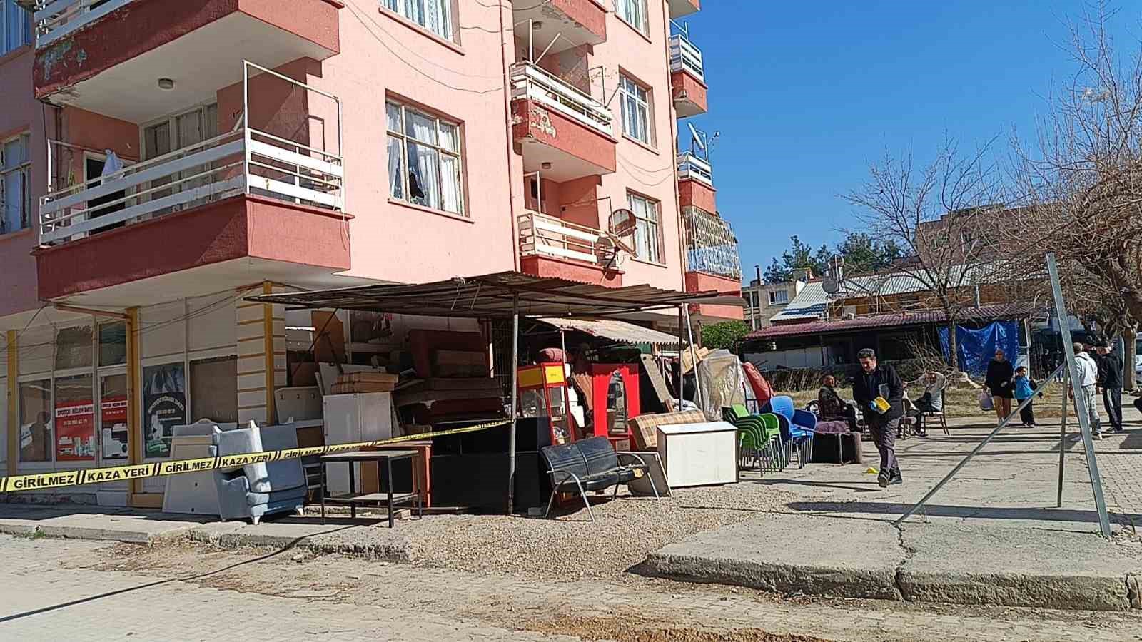 Hara&ccedil; istediler alamayınca iş yerini kurşunladılar
