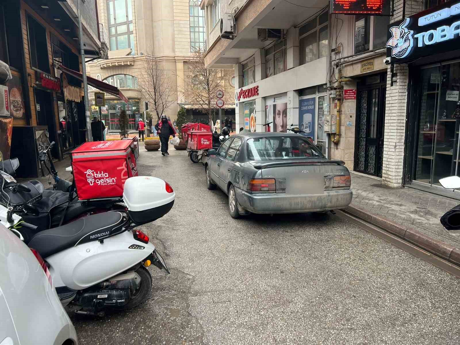 Trafiğe kapalı olmasına rağmen otopark gibi kullanılan sokakla ilgili hala &ccedil;&ouml;z&uuml;m &uuml;retilmedi
