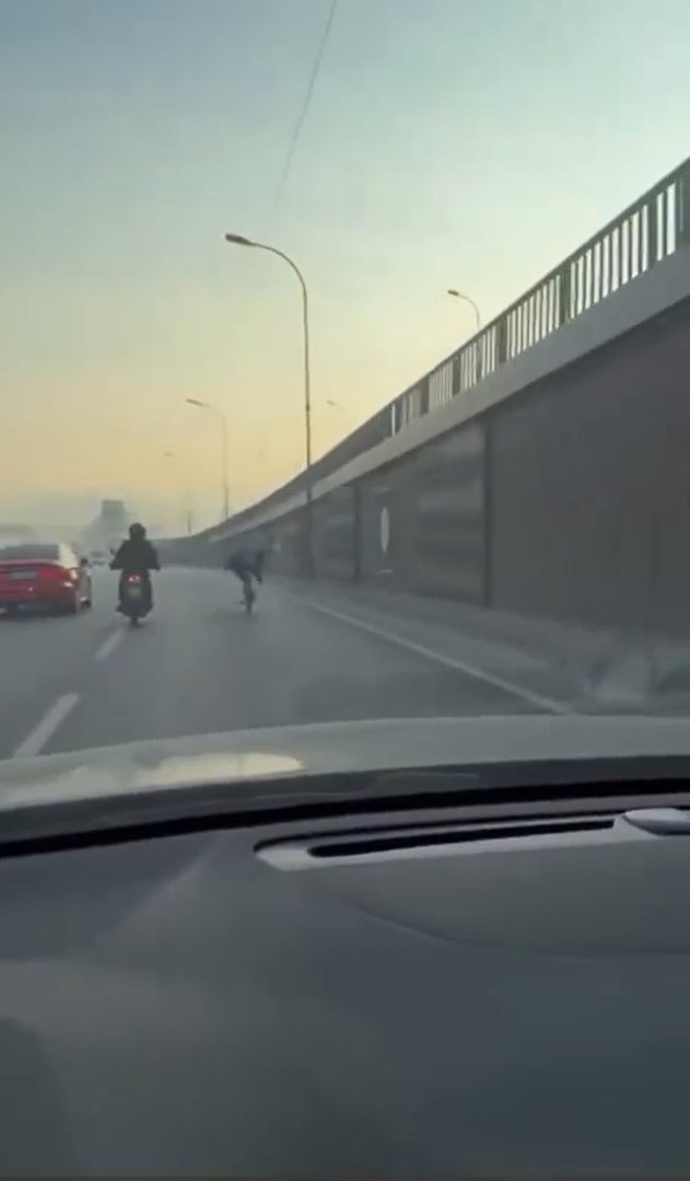 Bisikletin &uuml;st&uuml;nde yatarak trafiği tehlikeye soktu
