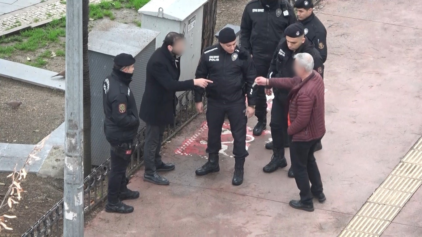 Cadde ortasında yaşlı adamla gen&ccedil; arasında gerginlik

