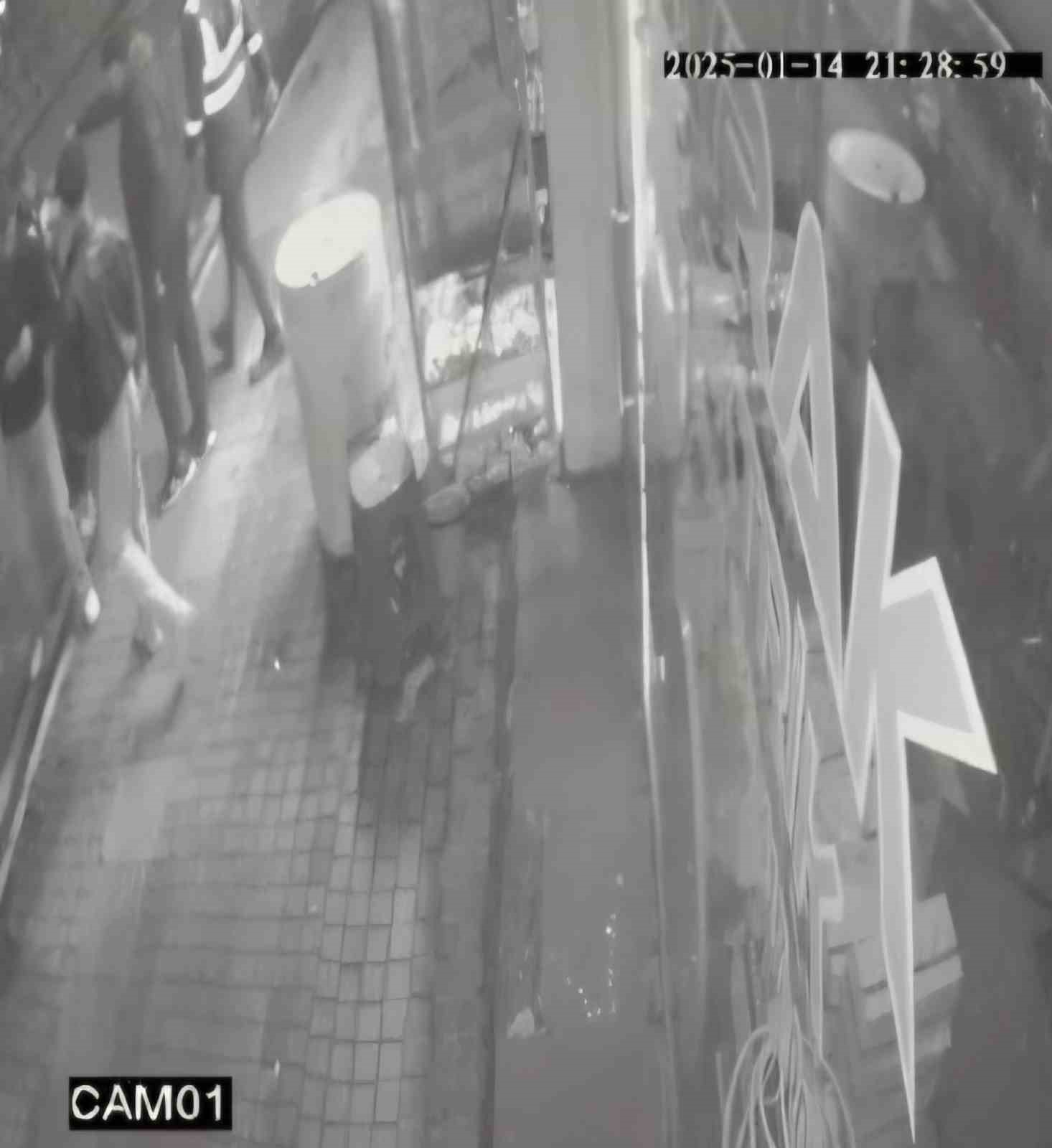 Bartın&rsquo;daki şarj kavgasının g&uuml;venlik kamera g&ouml;r&uuml;nt&uuml;leri ortaya &ccedil;ıktı
