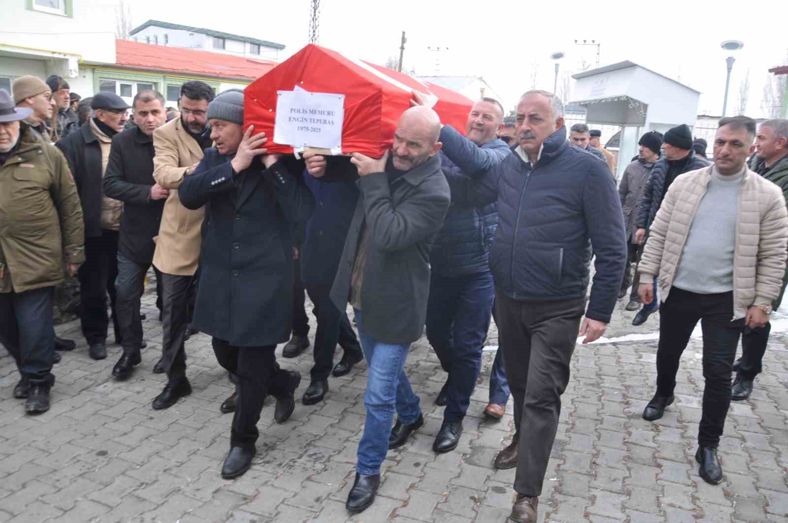 Polis memuru Kars&rsquo;ta toprağa verildi
