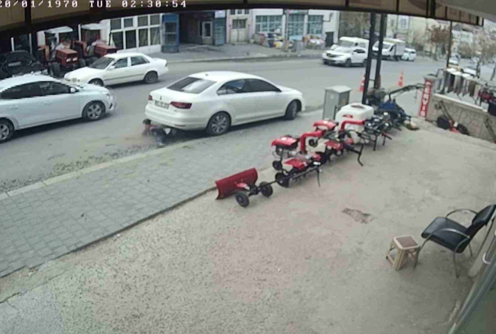 Aniden yola fırlayan &ccedil;ocuğa otomobil &ccedil;arptı
