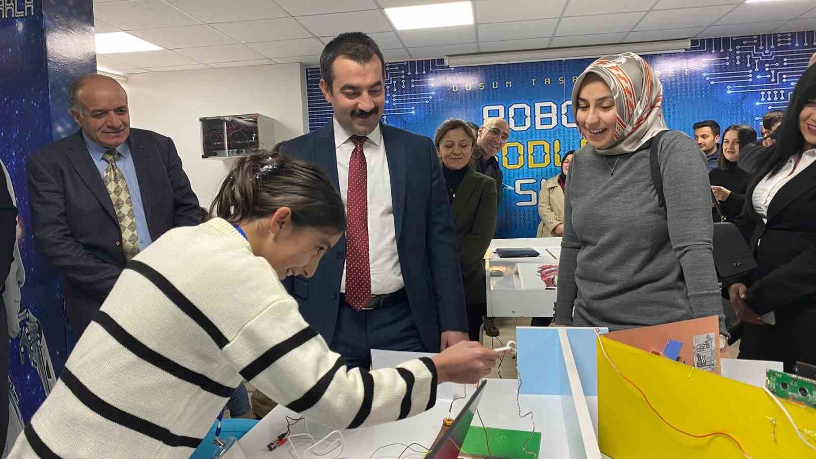 Arpa&ccedil;ay Kaymakamı Akk&ouml;z, Blok tabanlı kodlama sergisine katıldı
