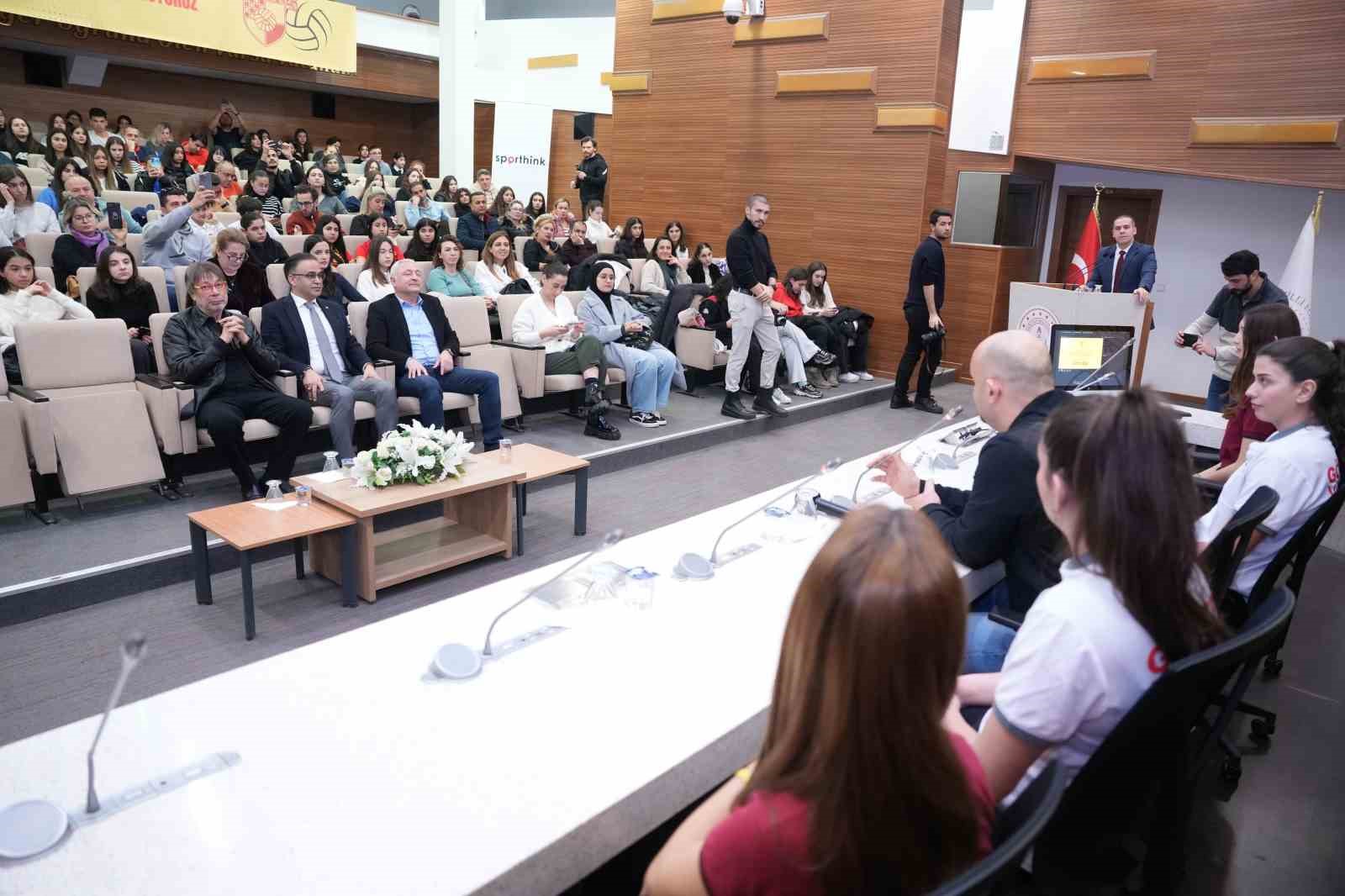 İzmir&rsquo;de &ouml;ğrenciler sporcularla buluştu: 750 adet voleybol topu hediye edildi
