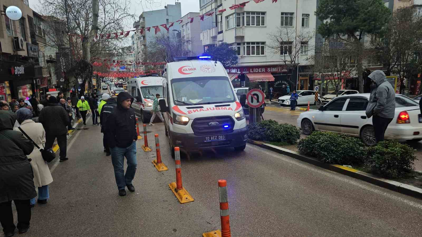 Bandırma’da motosiklet kazası, 2 kişi yaralandı