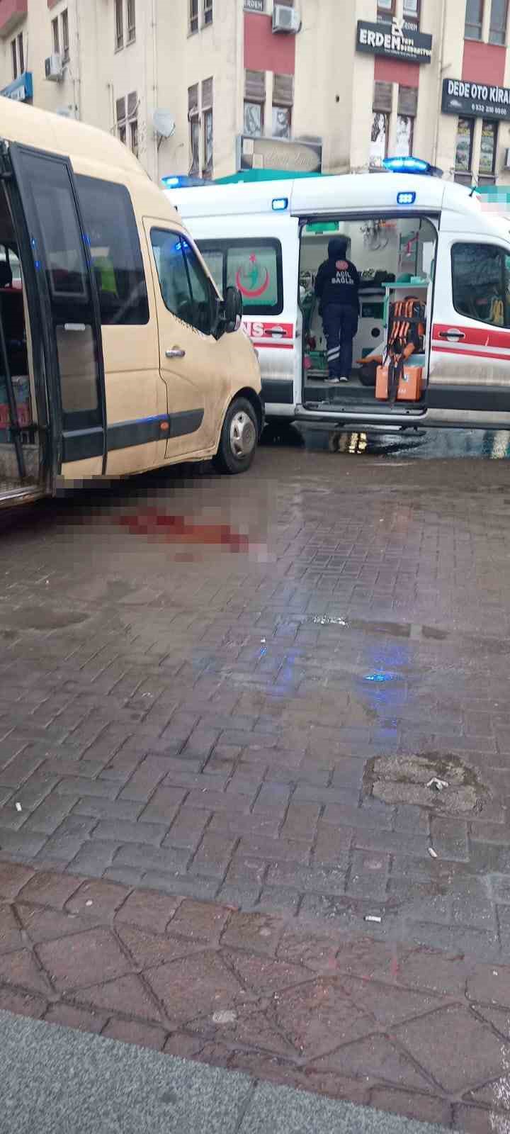 Yolda y&uuml;r&uuml;rken yere d&uuml;ş&uuml;p kafasından yaralandı
