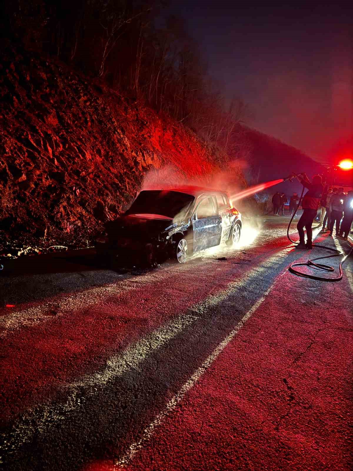 Osmaniye’de seyir halindeki otomobil alev alev yandı
