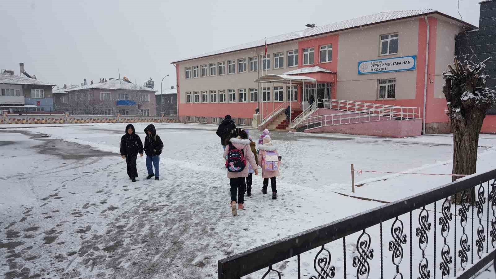 Erzincan güne kar yağışıyla uyandı