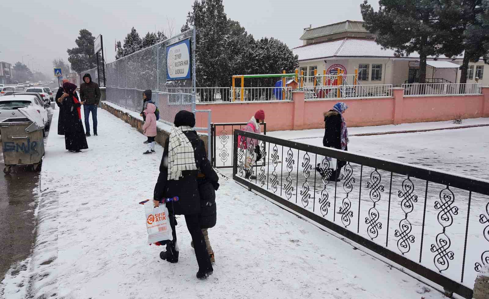 Erzincan güne kar yağışıyla uyandı
