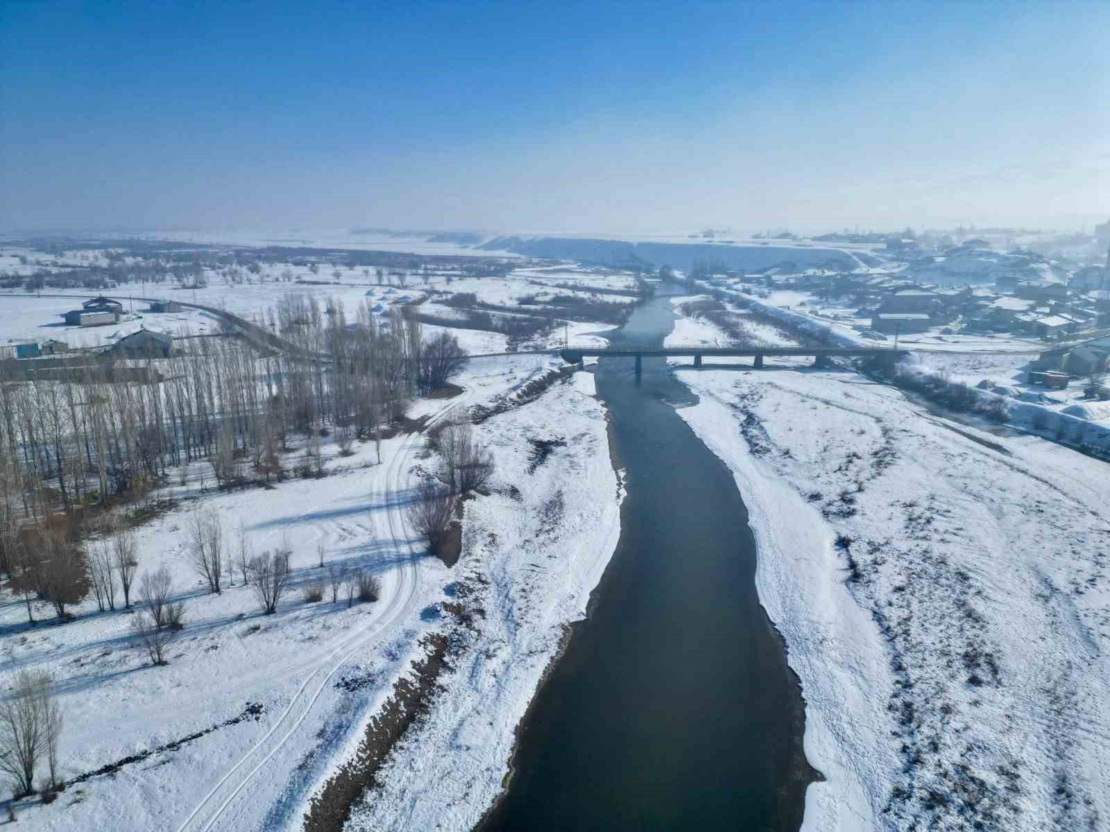 Ağrı’da kış manzarası göz kamaştırdı